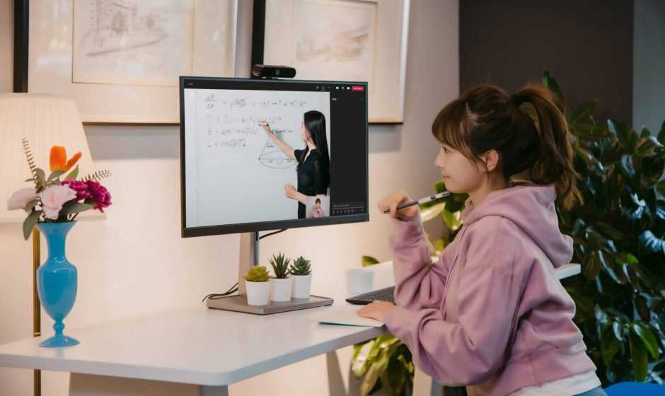 setup streaming professionale con webcam HD e illuminazione corretta