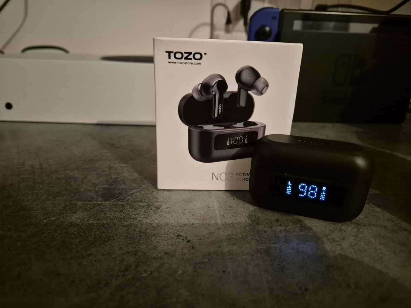 Dettaglio auricolari TOZO NC3 con diversi gommini siliconici